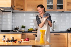 Mulher aproveitando uma cozinha shaker.