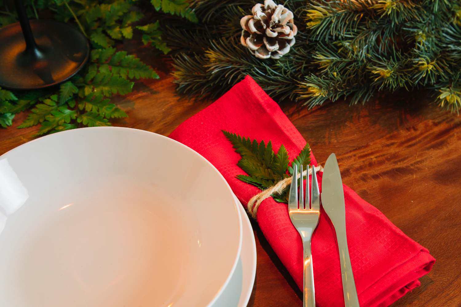 Mesa de Natal simples com pratos minimalistas