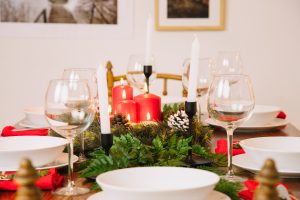 Mesa de Natal simples decorada com velas