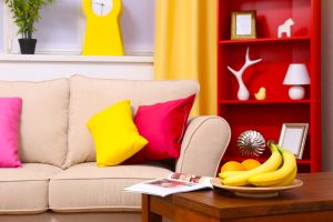 Cores vibrantes na decoração vermelho e amarelo