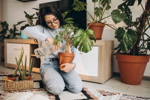 Mulher aproveitando Dicas de jardinagem.