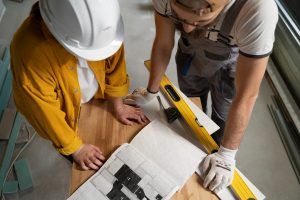 profissionais trabalhando em reformas residenciais.